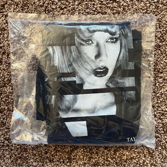 NEW Taylor Swift Reputation Tee - Picture 3 of 5